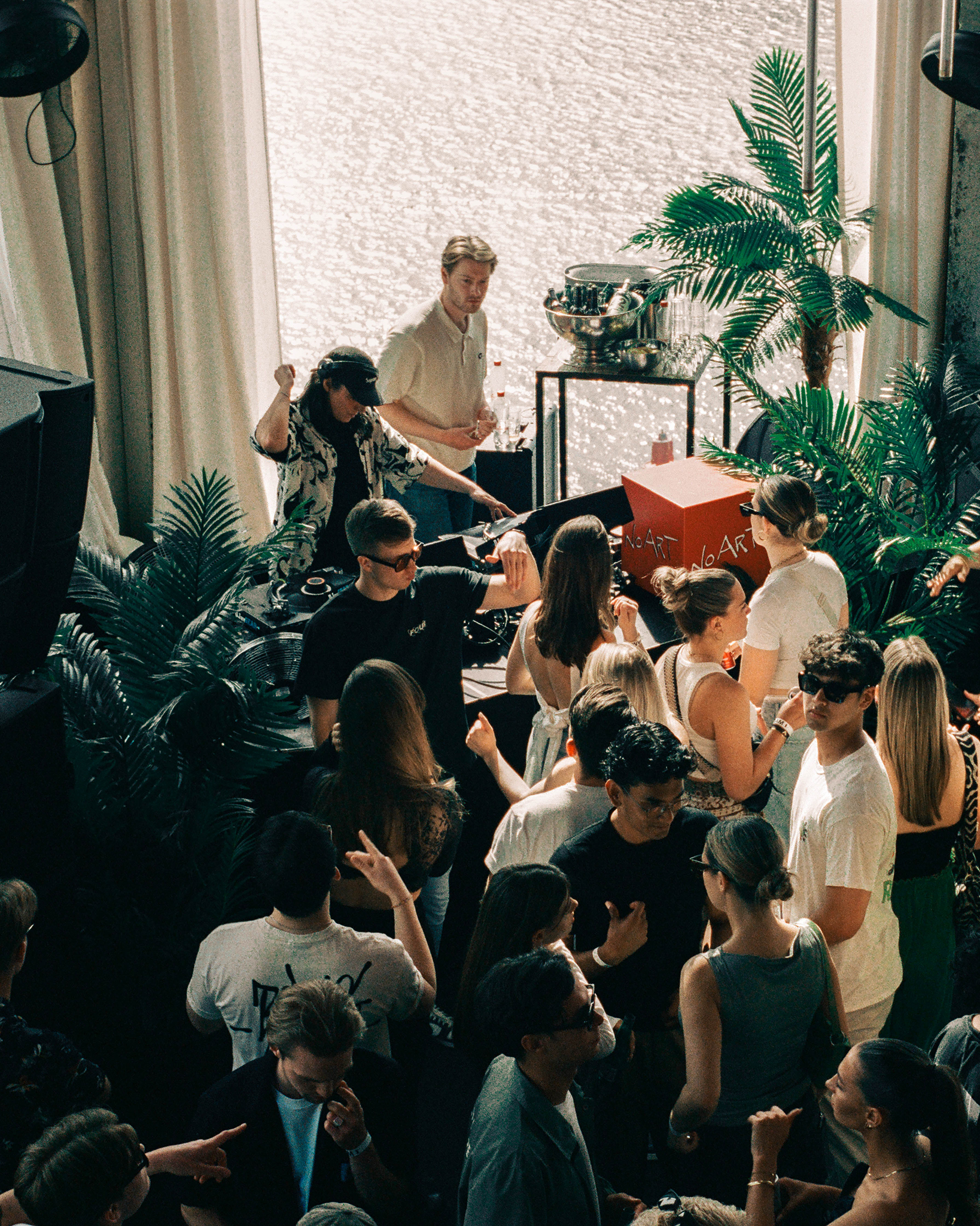 Levensechte kunstplanten gebruikt als decoratie op diverse evenementen, die zorgen voor een stijlvolle en onderhoudsvrije groene sfeer.