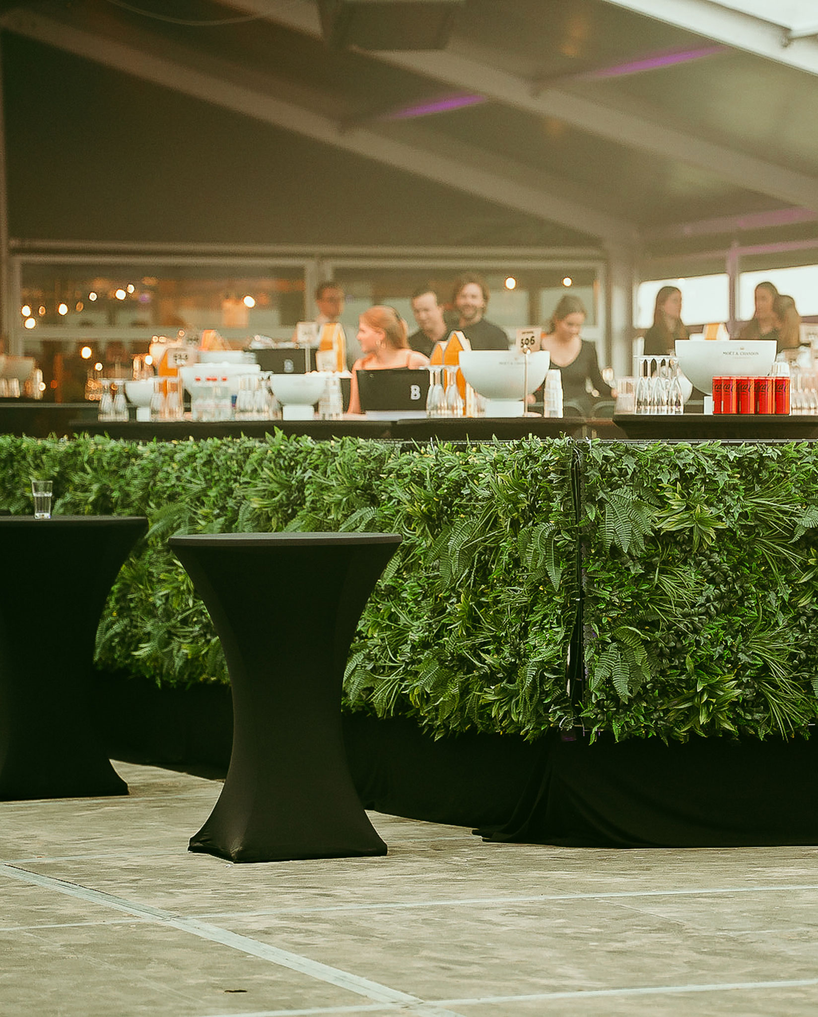 Levensechte kunstplanten gebruikt als decoratie op diverse evenementen, die zorgen voor een stijlvolle en onderhoudsvrije groene sfeer.