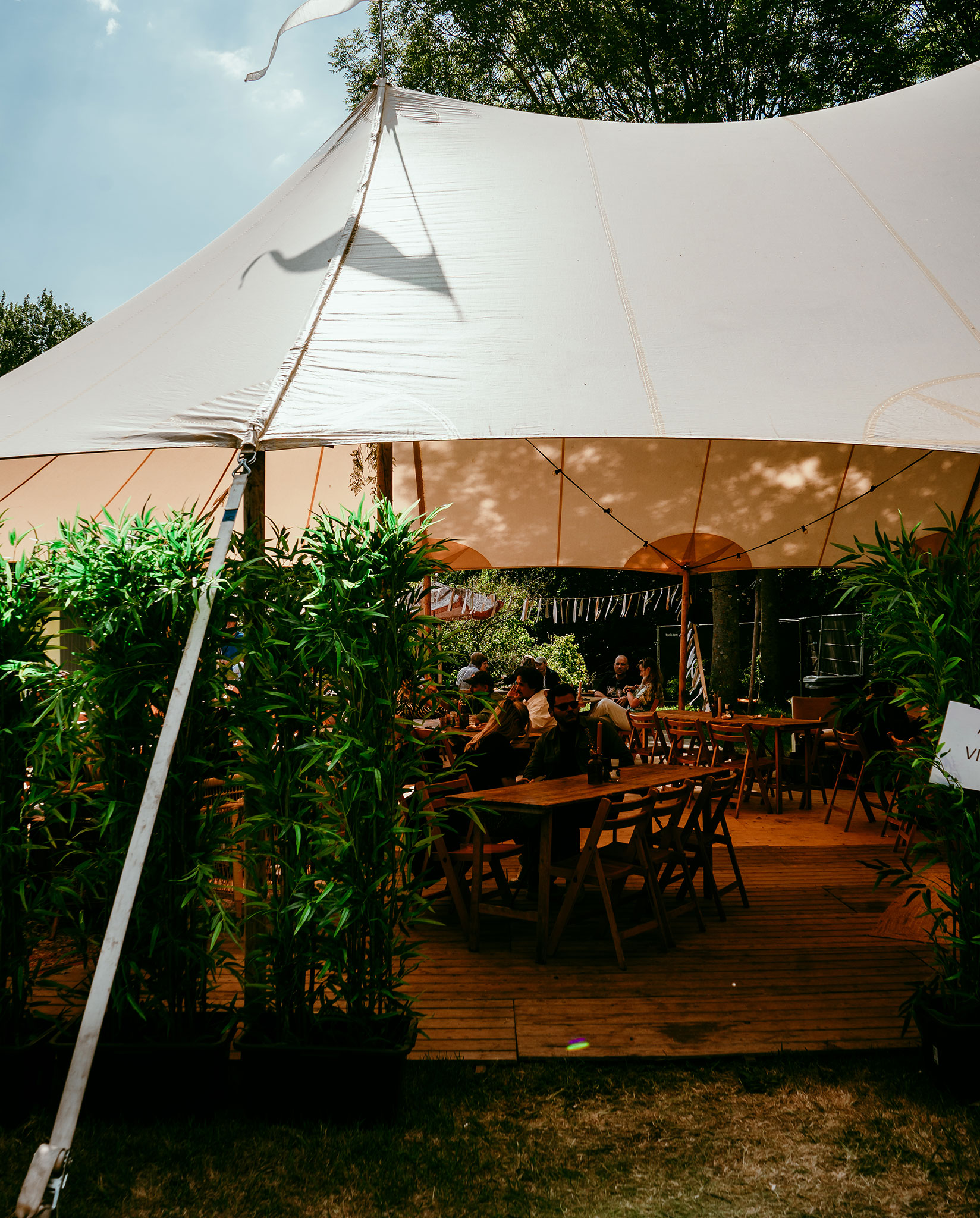 Levensechte kunstplanten gebruikt als decoratie op diverse evenementen, die zorgen voor een stijlvolle en onderhoudsvrije groene sfeer.