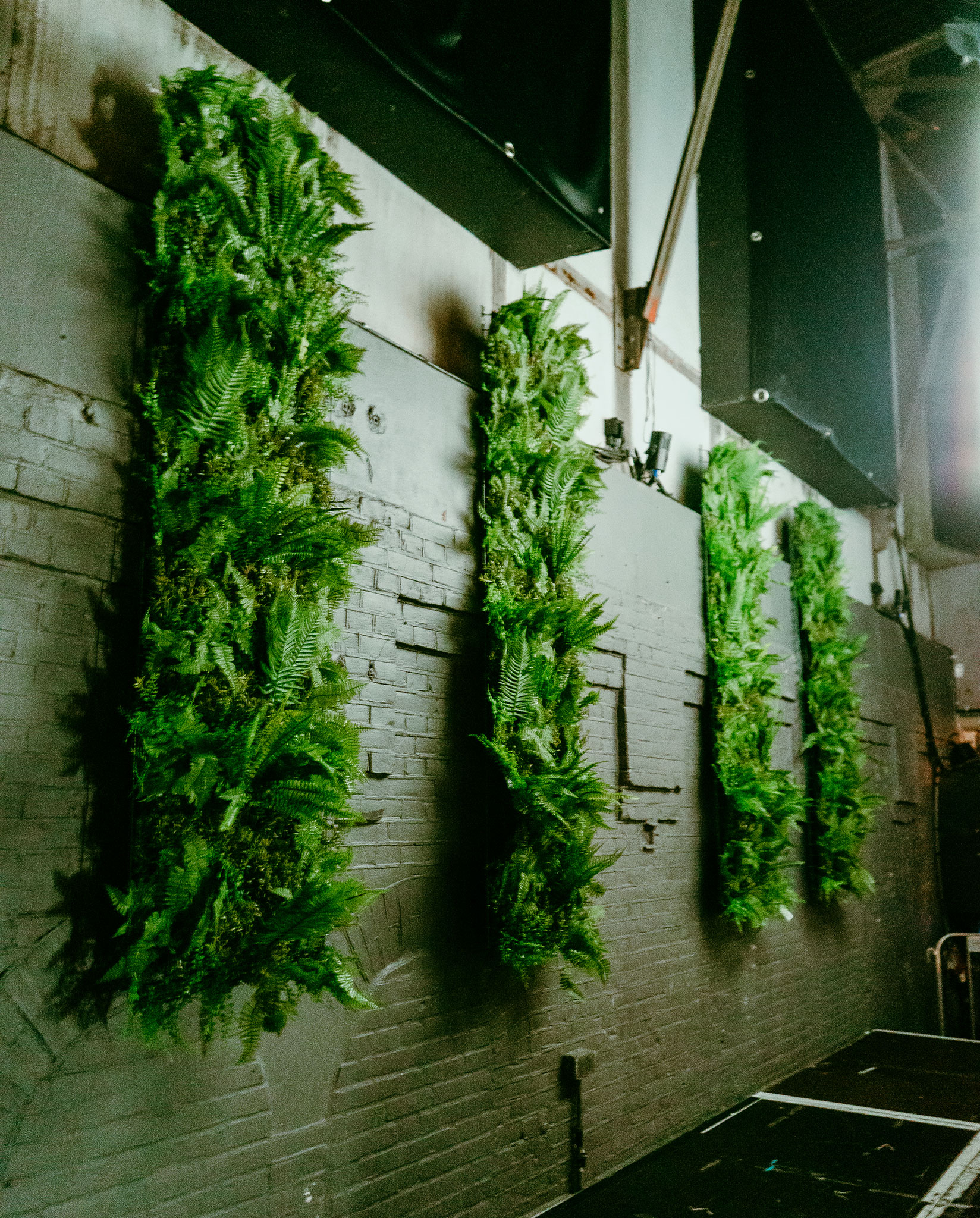 Levensechte kunstplanten gebruikt als decoratie op diverse evenementen, die zorgen voor een stijlvolle en onderhoudsvrije groene sfeer.